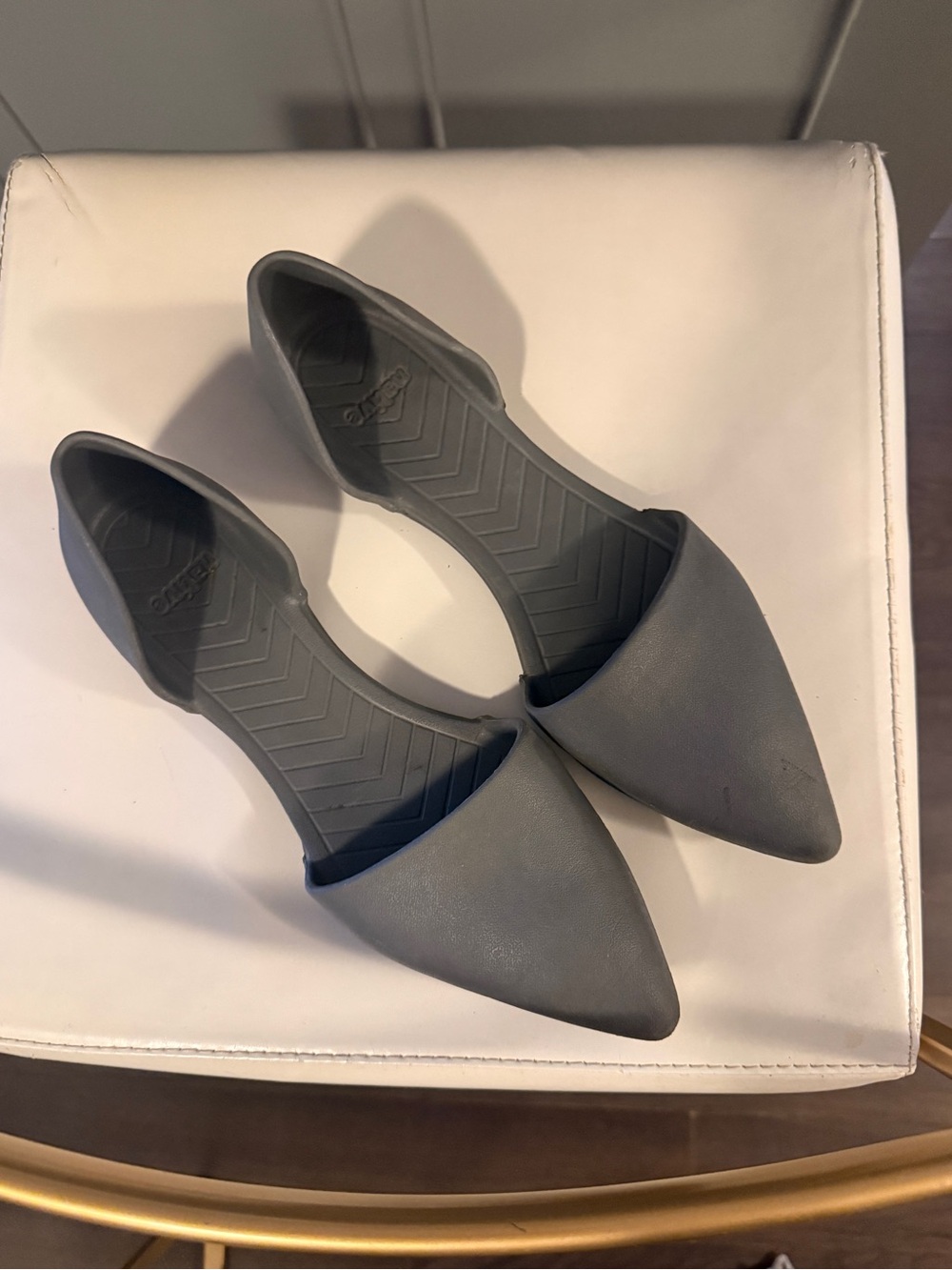 Native Women's Gray Pointed Flats
